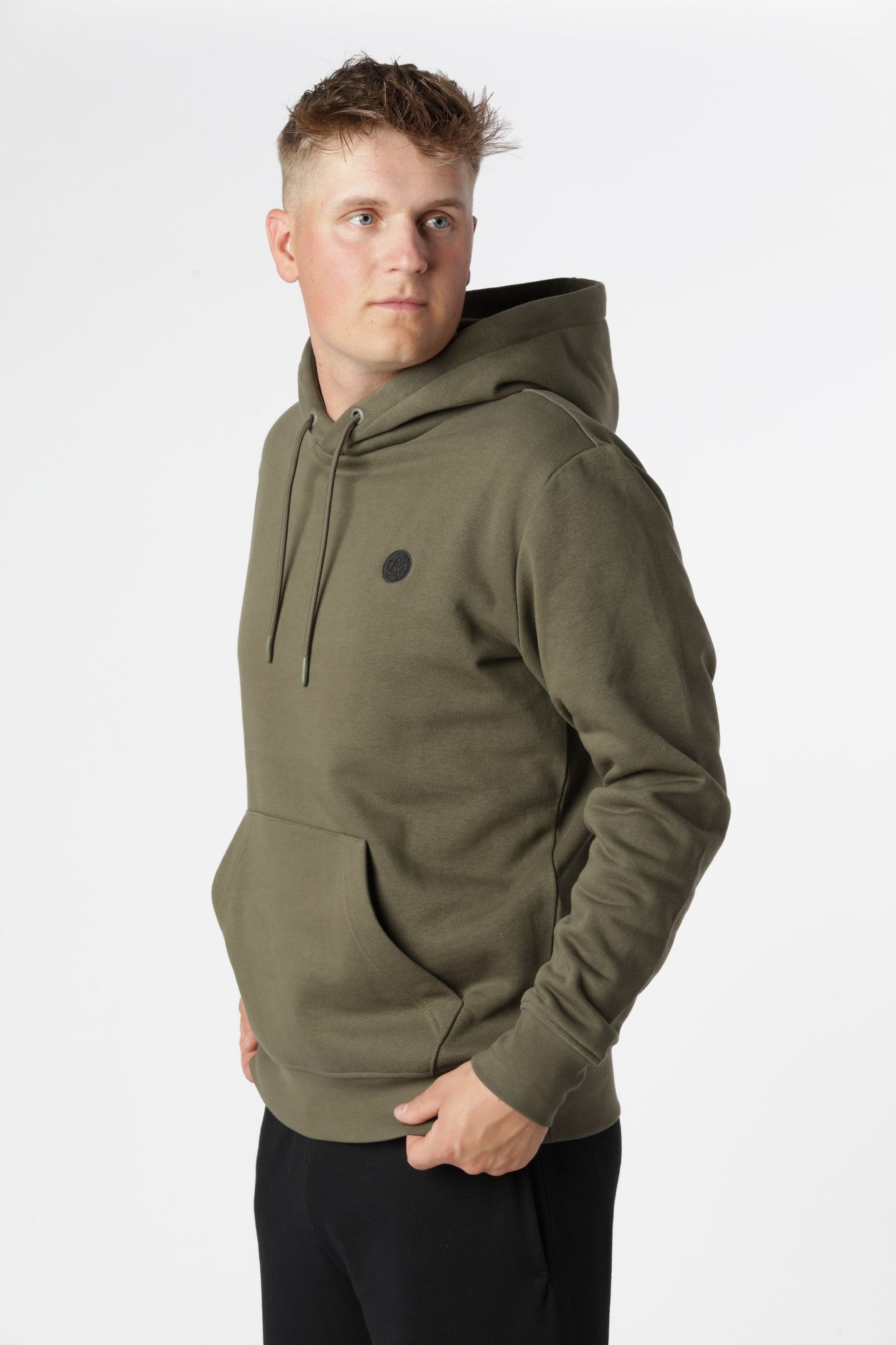 Kronstadt hoodie i farven army med afslappet pasform og skandinavisk enkelt design