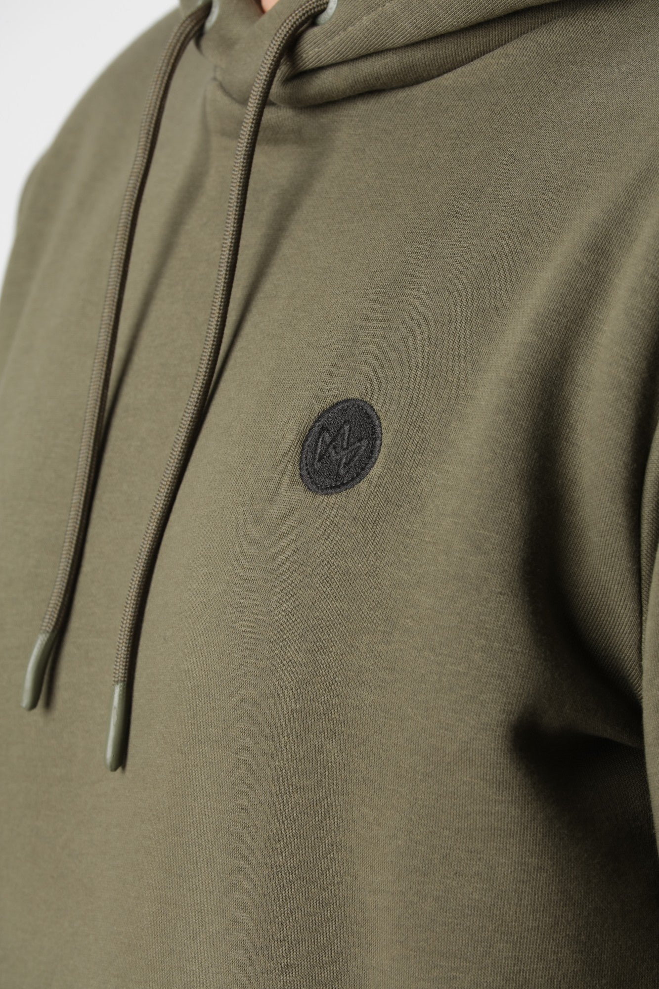 Kronstadt hoodie i farven army med lille farverigt broderi på brystet som detalje