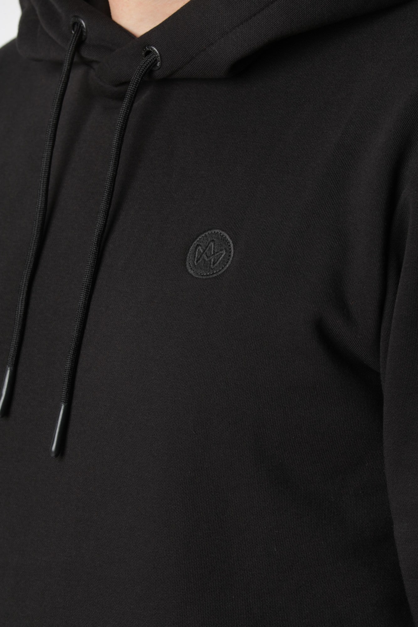 Sort Kronstadt Hoodie i skandinavisk stil med enkel silhuet