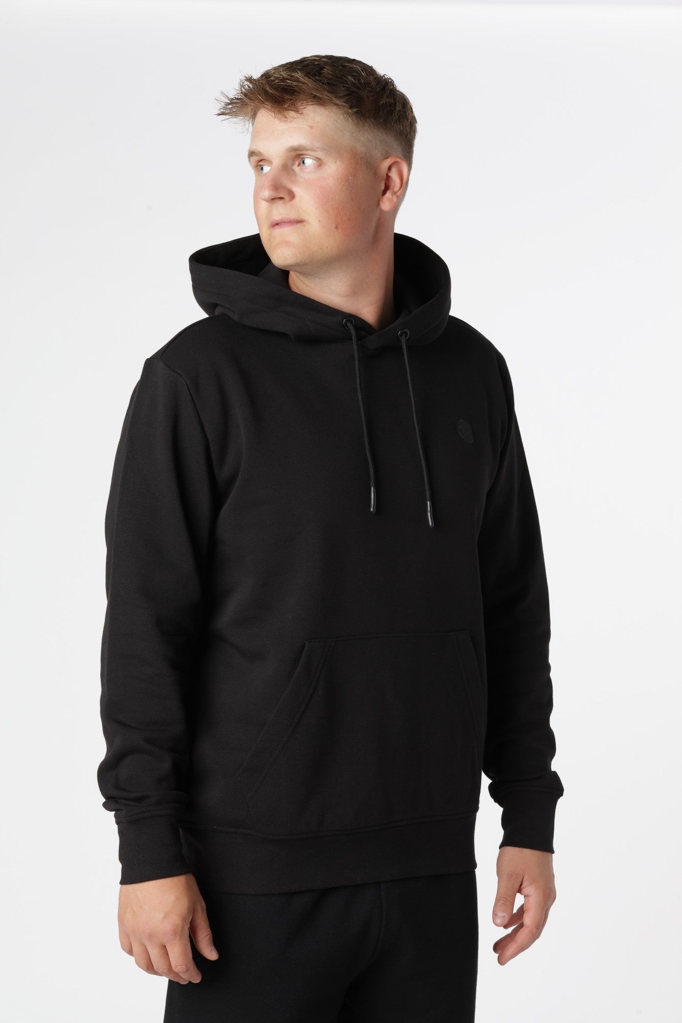 Sort Kronstadt Hoodie med diskret farverigt broderi på brystet