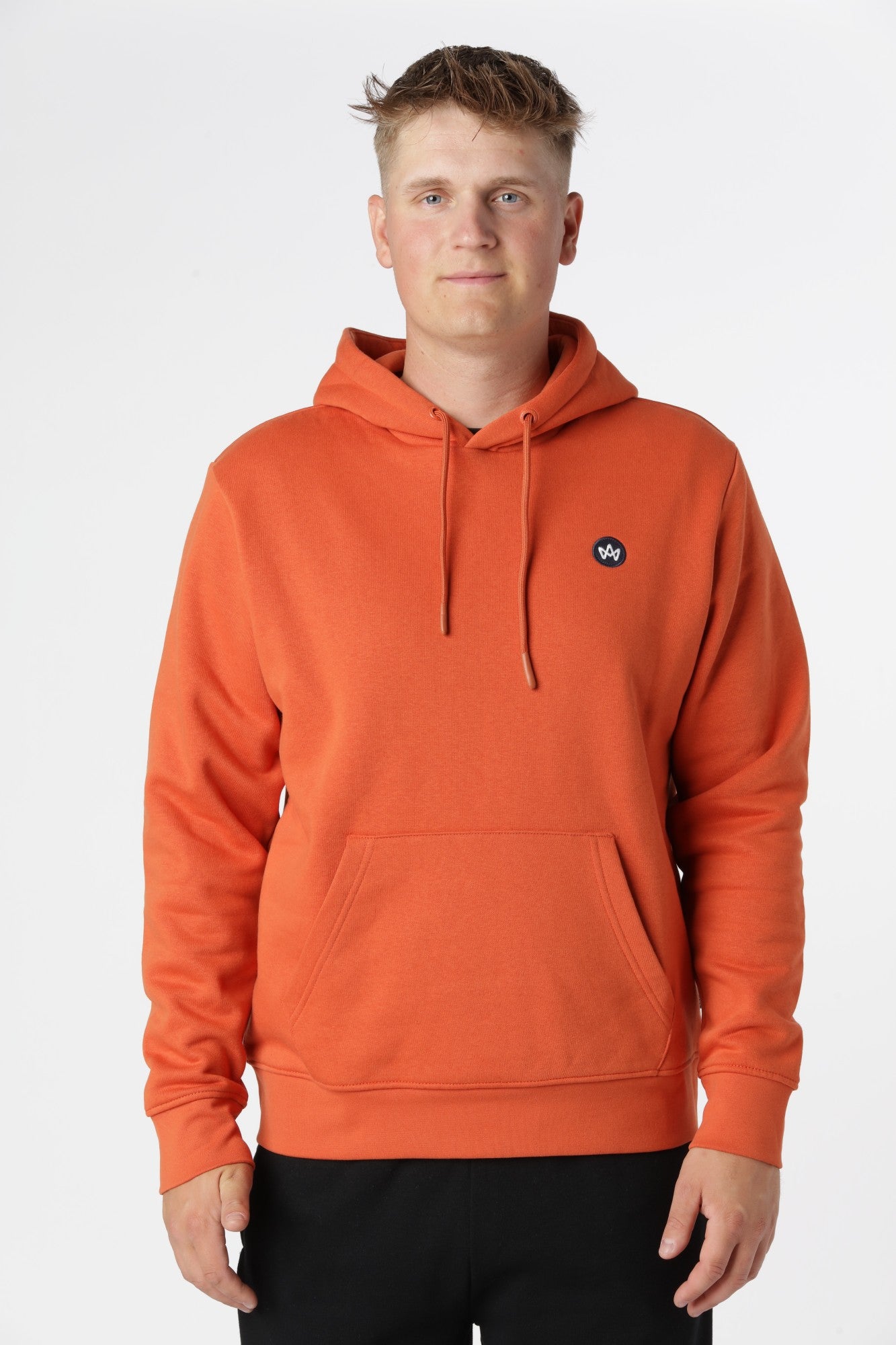 Burnt Ochre Kronstadt hoodie i økologisk bomuld og genanvendt polyester med afslappet pasform