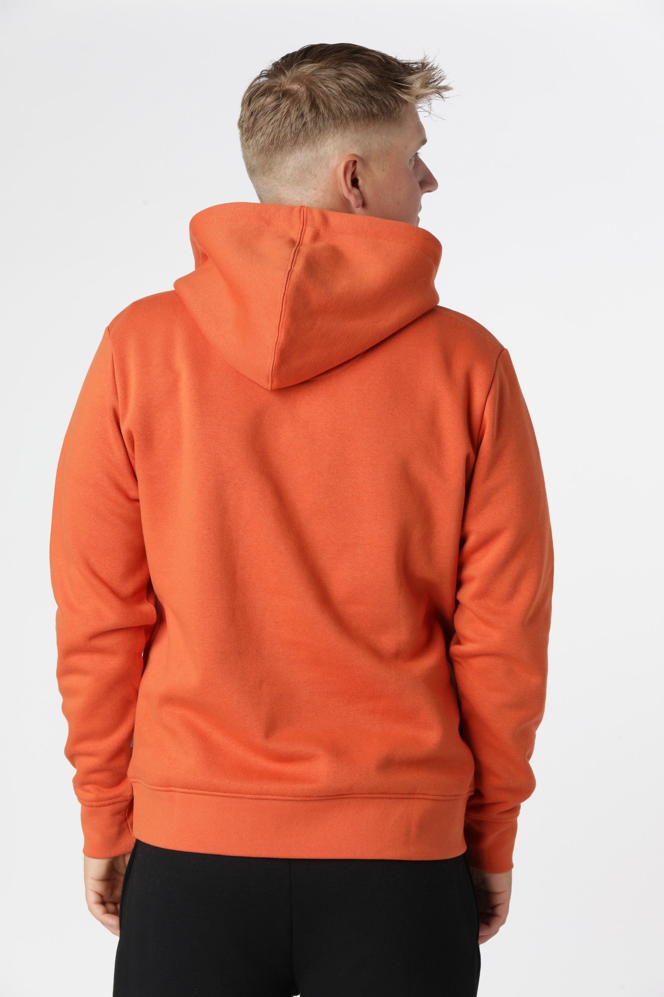 Burnt Ochre Kronstadt hoodie med diskret farverigt broderi på brystet som detalje