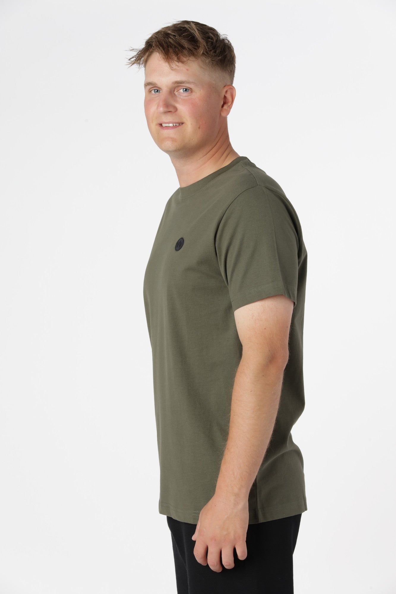 Skandinavisk design – Timmi t-shirt i farven army med dæmpet grøn tone og afslappet udtryk.