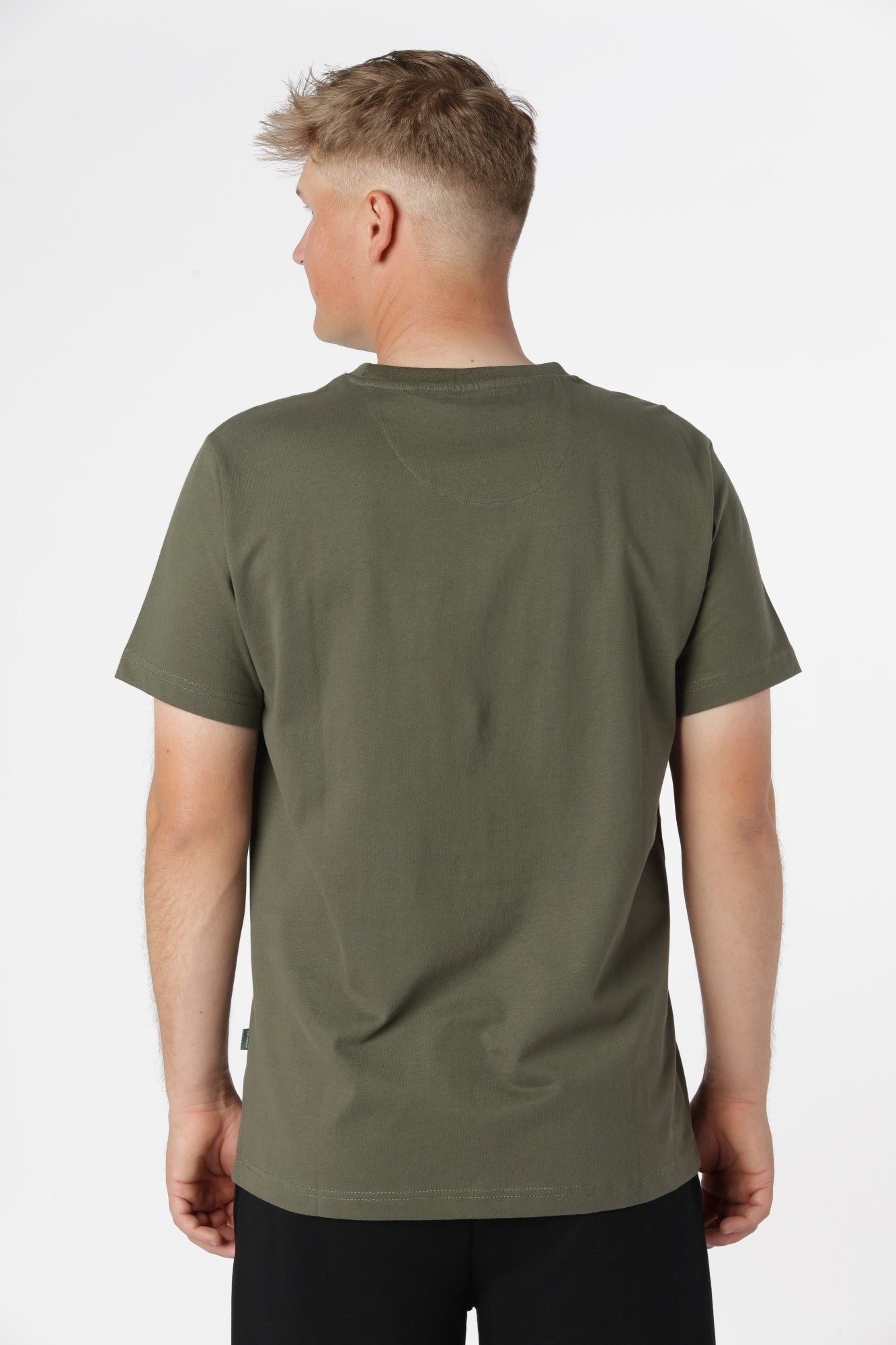 Timmi t-shirt i farven army med lille brystbroderi og naturligt jordnær look.