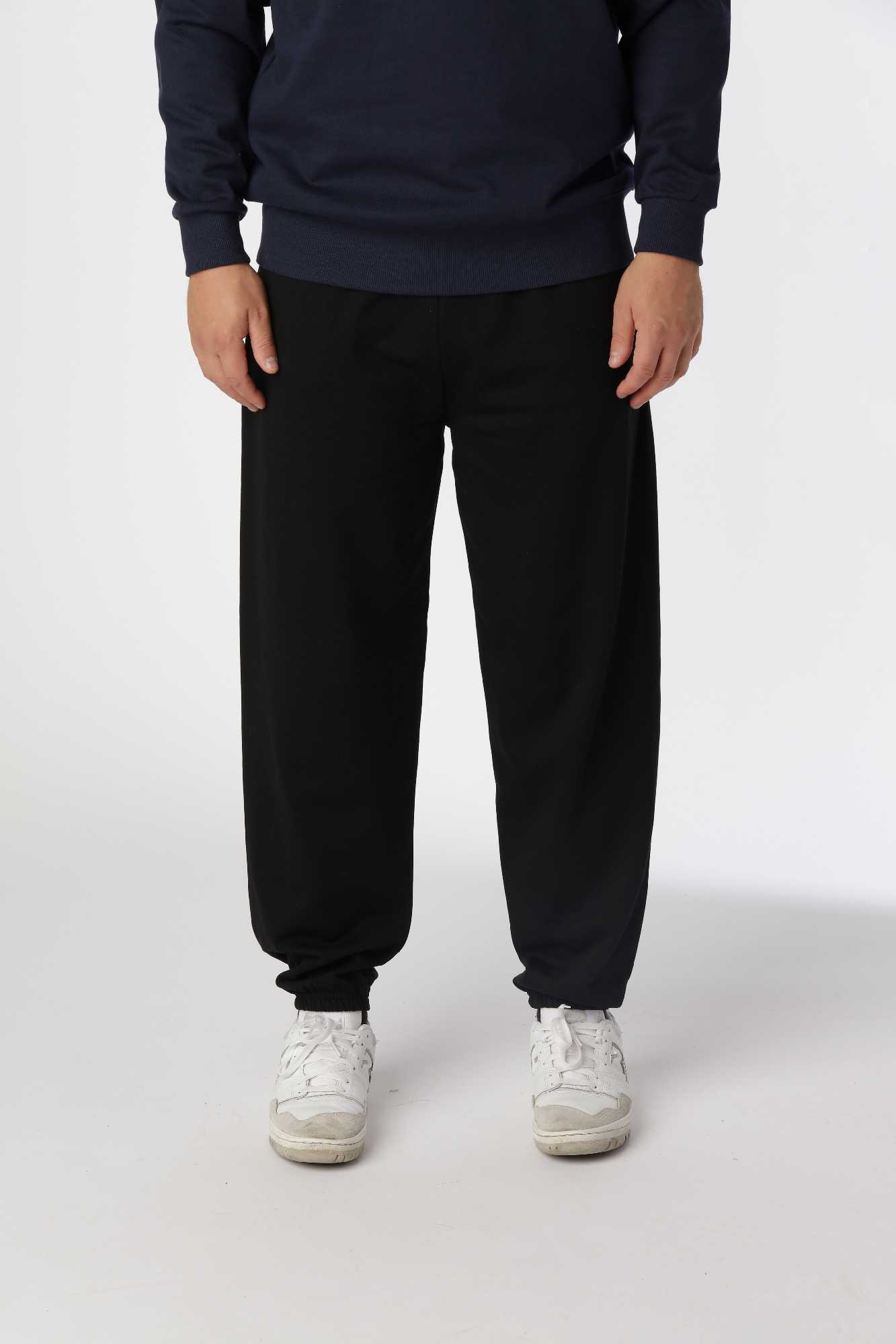 Regular sweatpants i farven sort med afslappet pasform og justerbar talje med snøre.
