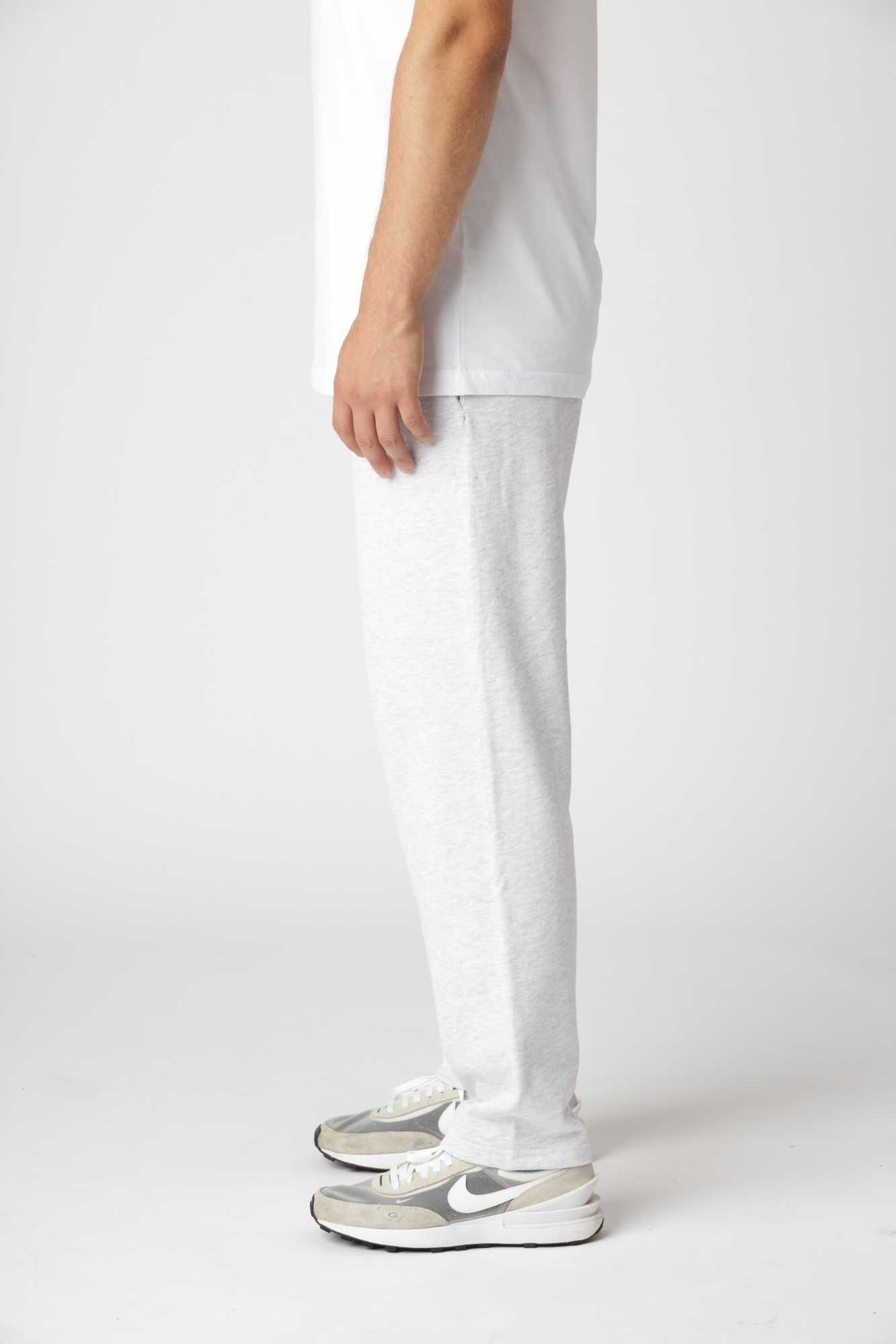 Straight sweatpants i farven grå med tidløst design og afslappet silhuet