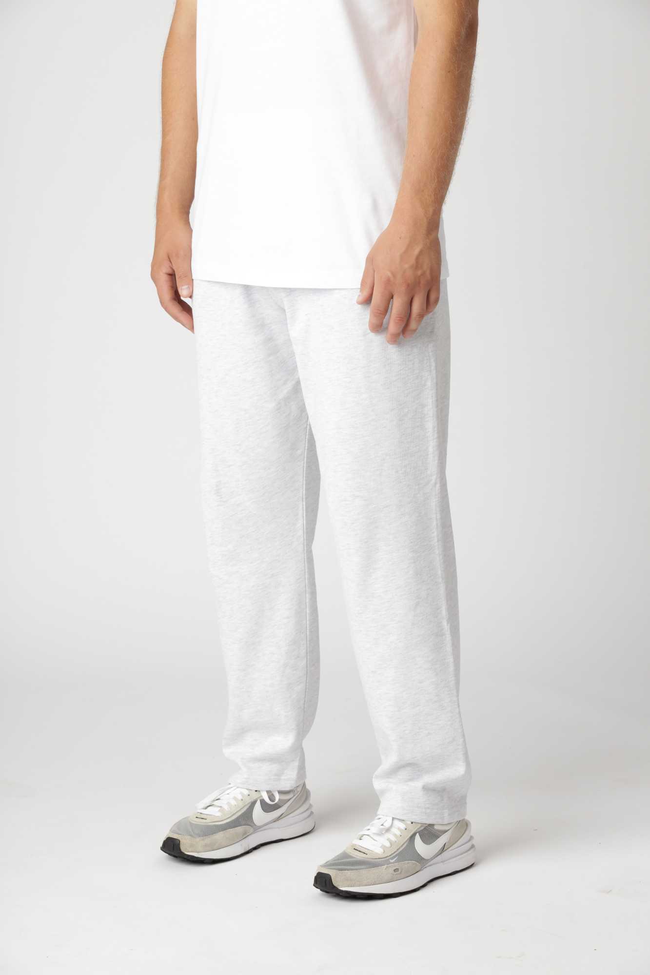Straight sweatpants i farven grå med praktiske sidelommer til hverdagsbrug