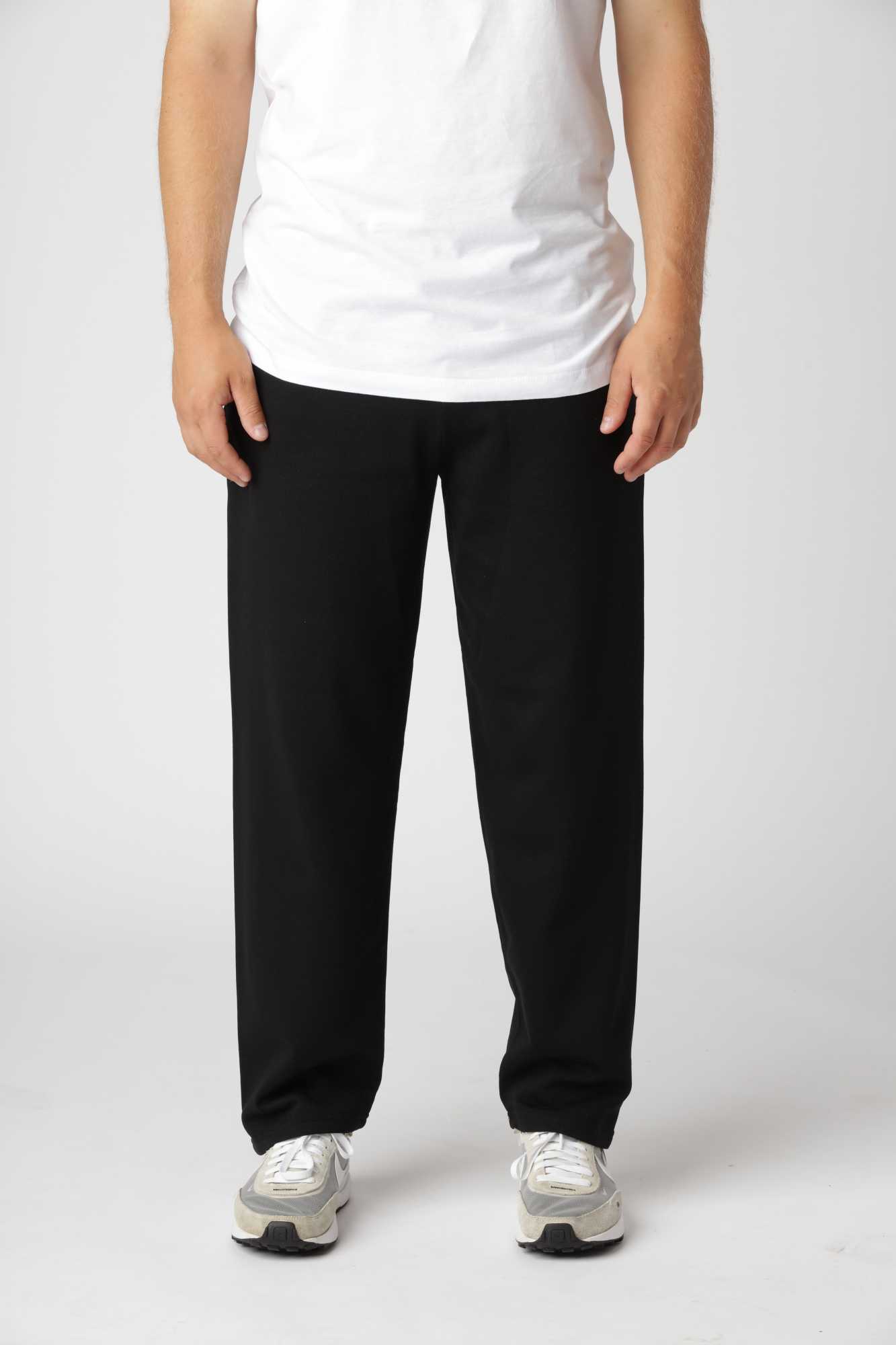 Straight sweatpants i farven sort med lige ben og minimalistisk design