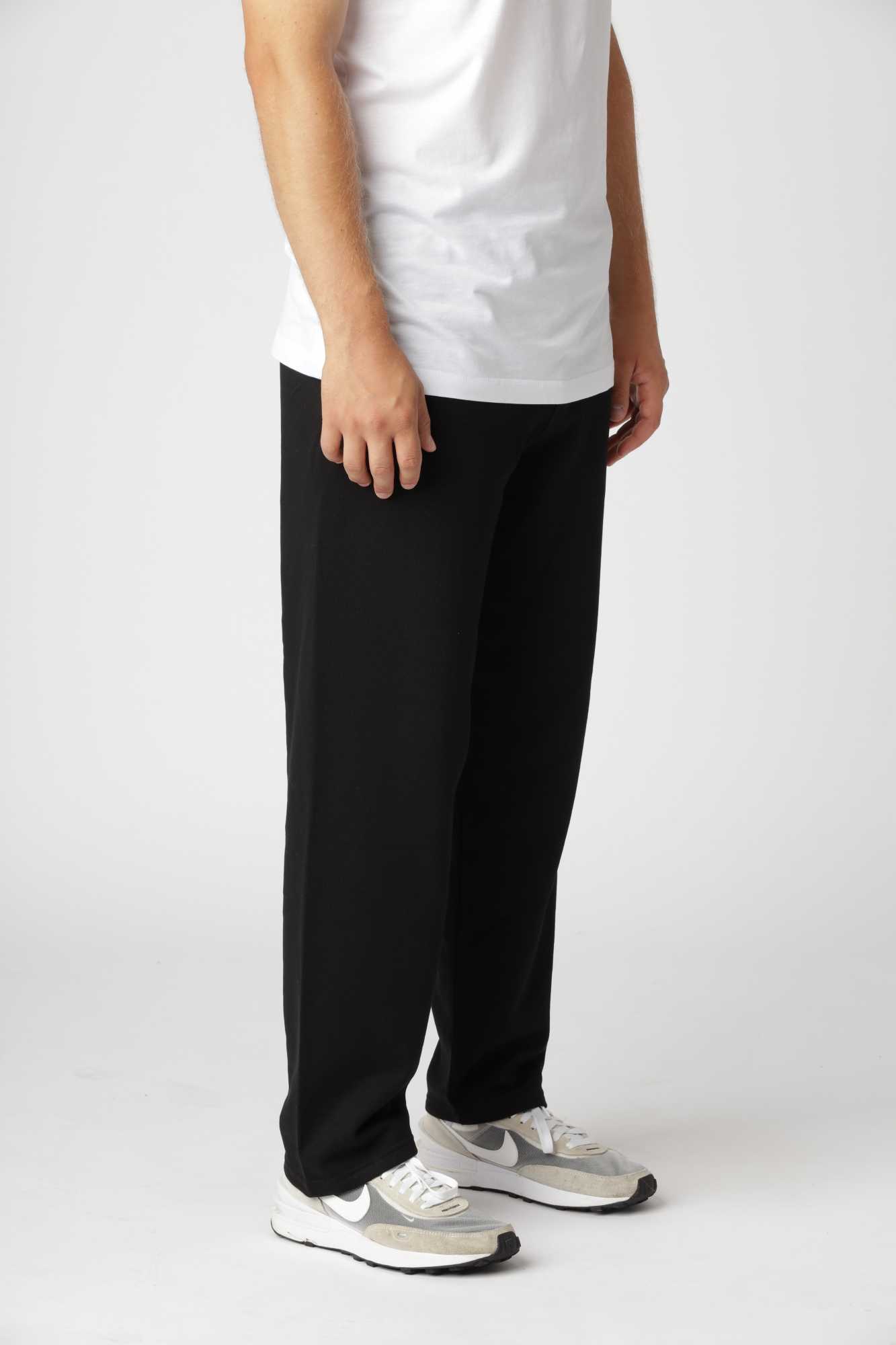 Straight sweatpants i farven sort i blød kæmmet bomuld og slidstærk polyester