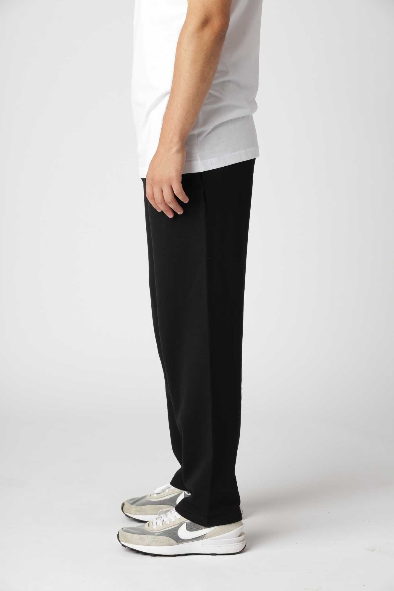 Straight sweatpants i farven sort med tidløst snit og stabil pasform