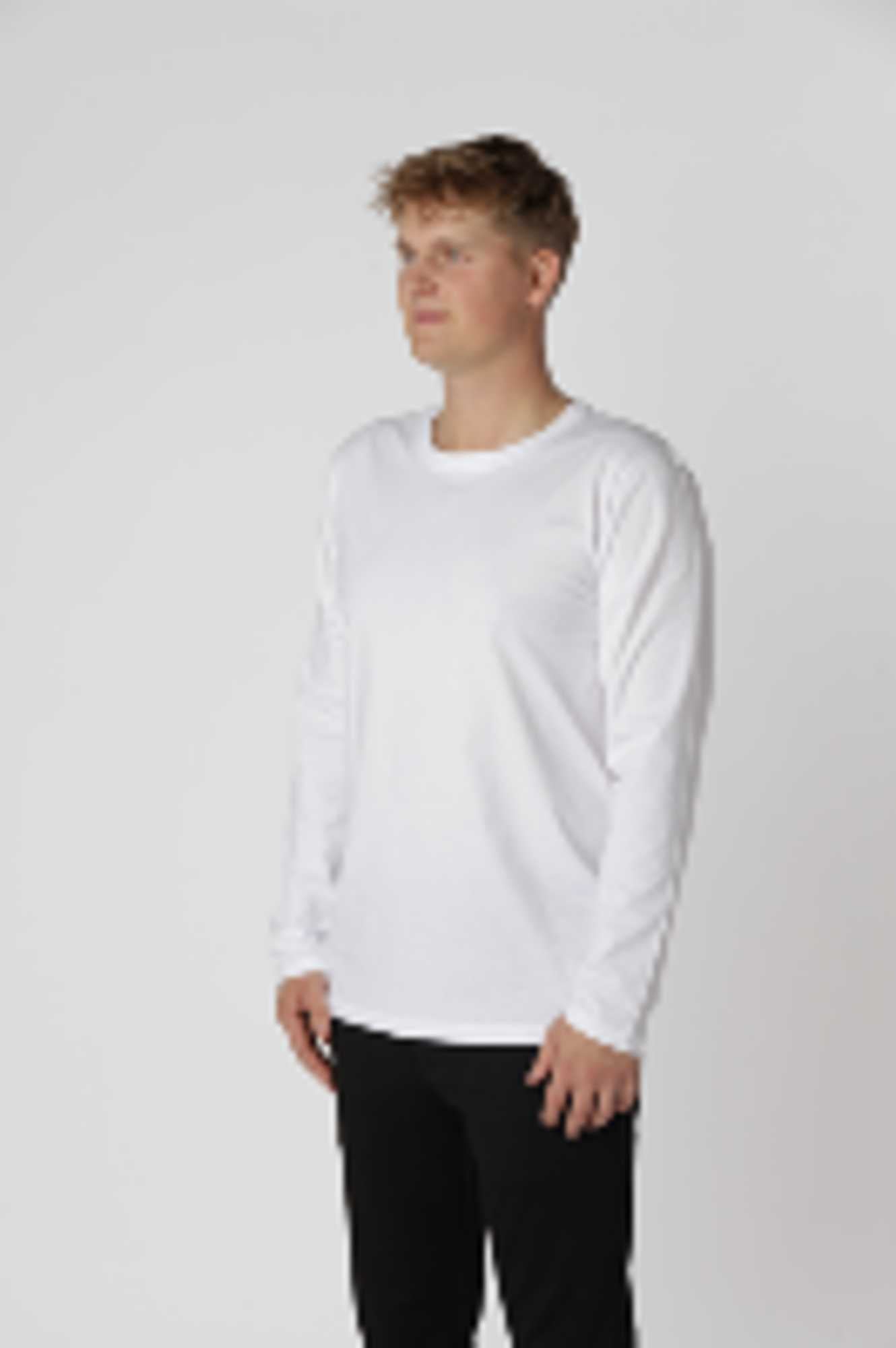 Essential langærmer t-shirt i farven hvid med medium tykkelse og afslappet pasform