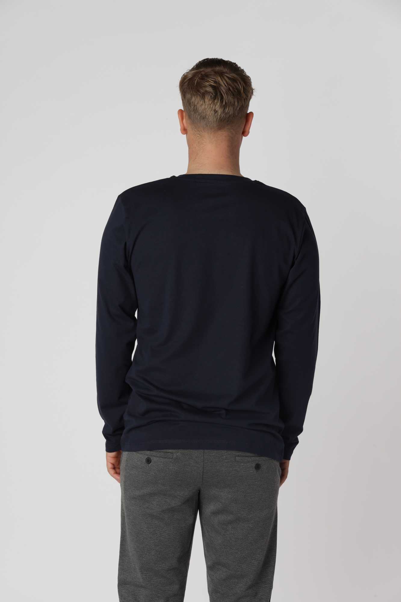 Essential langærmet t-shirt i Navy, perfekt til lag-på-lag styling eller alene