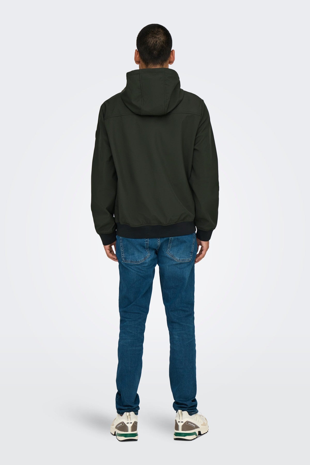 Stilren ONSBOWIE overgangsjakke i farven Peat, nem at kombinere med jeans og chinos.