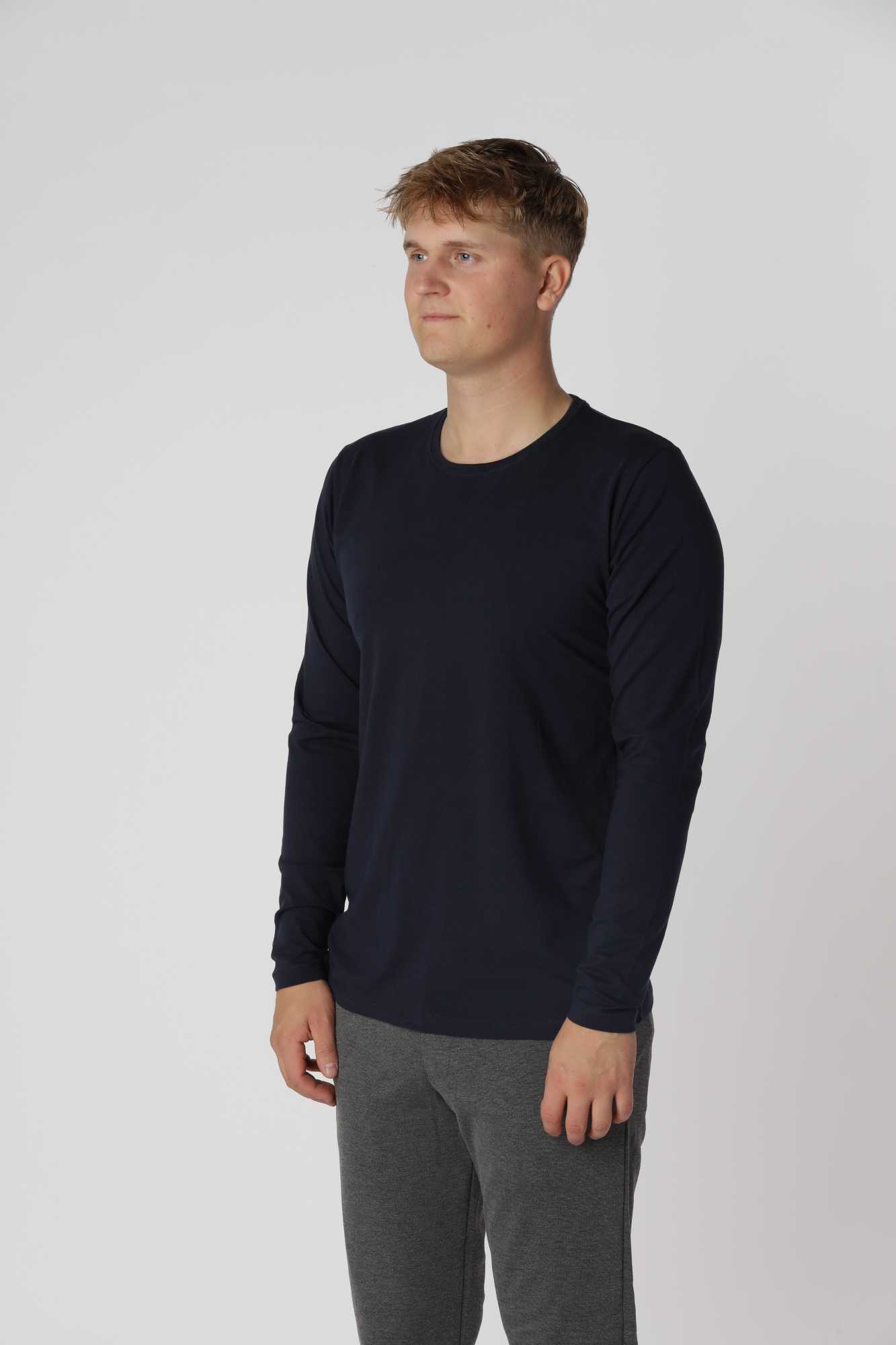 Shape langærmet t-shirt i farven navy, perfekt som base under skjorter eller jakker