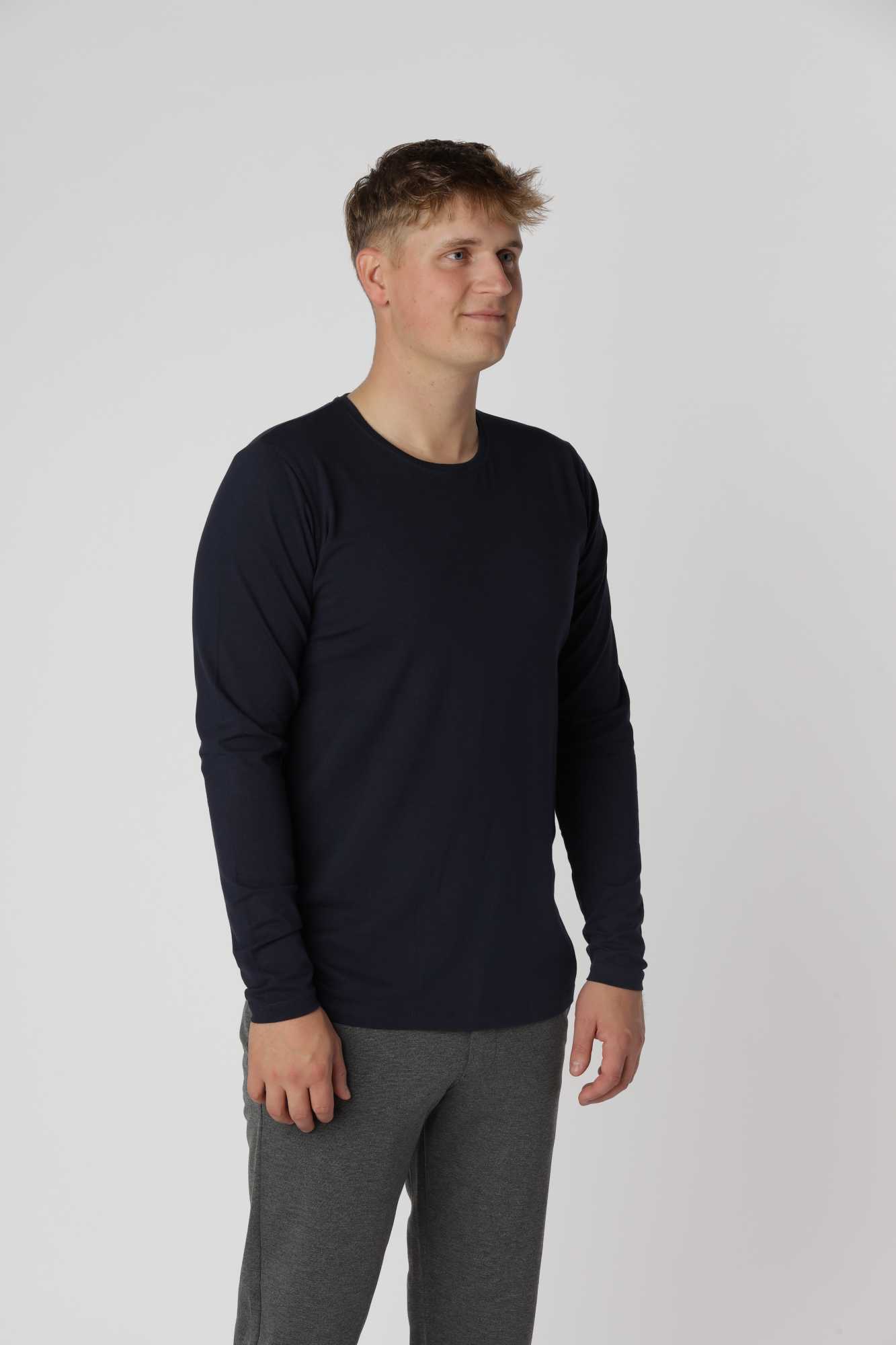 Tidløs Shape langærmet t-shirt i farven navy med tæt pasform og klassisk design