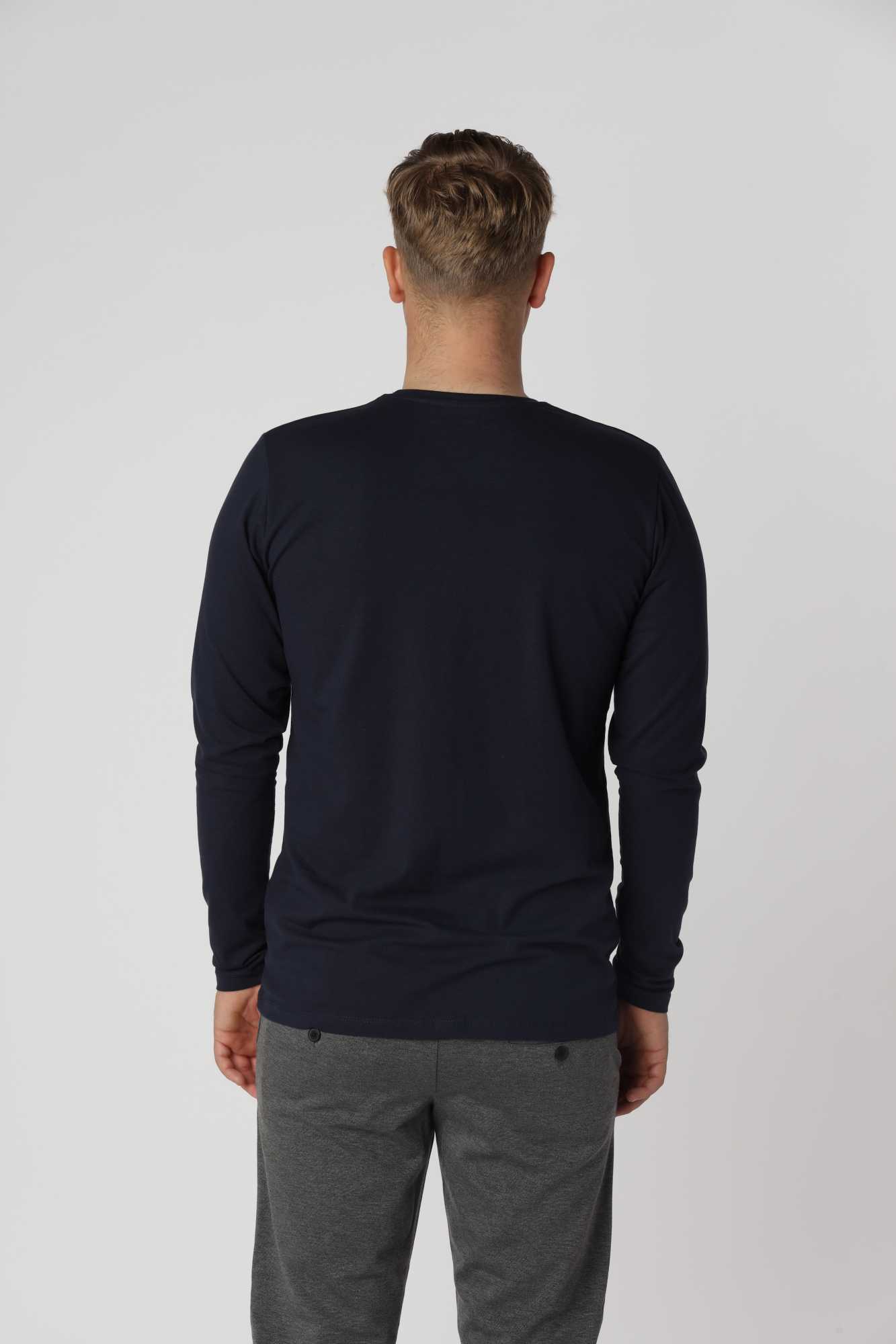 Shape langærmet t-shirt i farven navy med tætsiddende snit i glat, økologisk bomuld