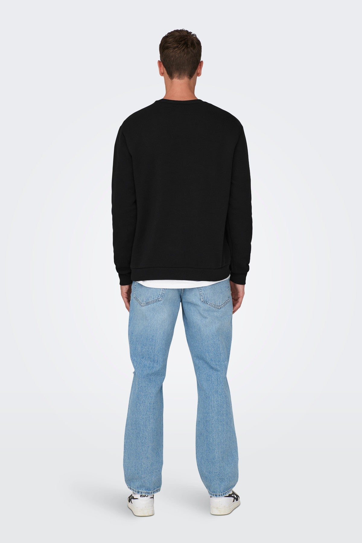 Komfortabel sort Onsceres crew neck sweatshirt, perfekt under jakke eller alene til jeans.