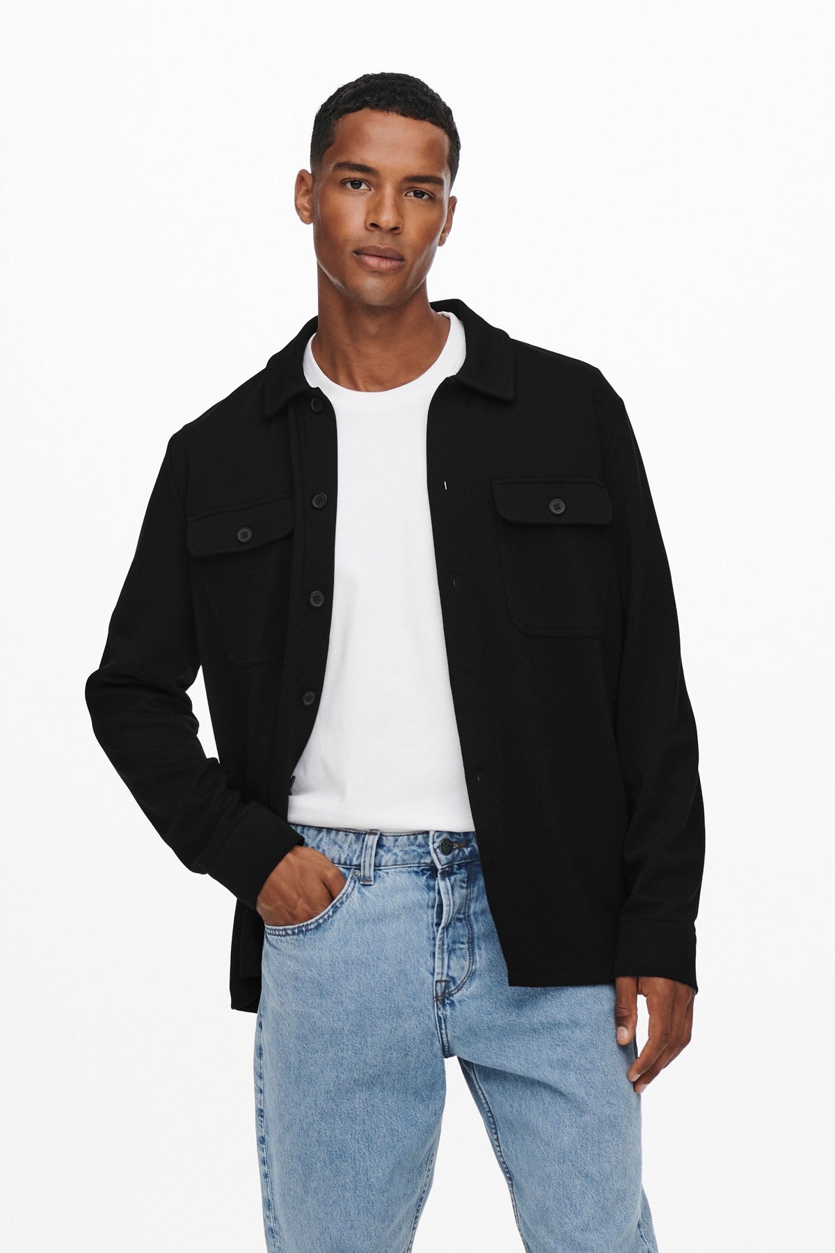 Alsidig Overshirt ONSNEWKODYL i farven Sort med brystlomme og fuld knaplukning.