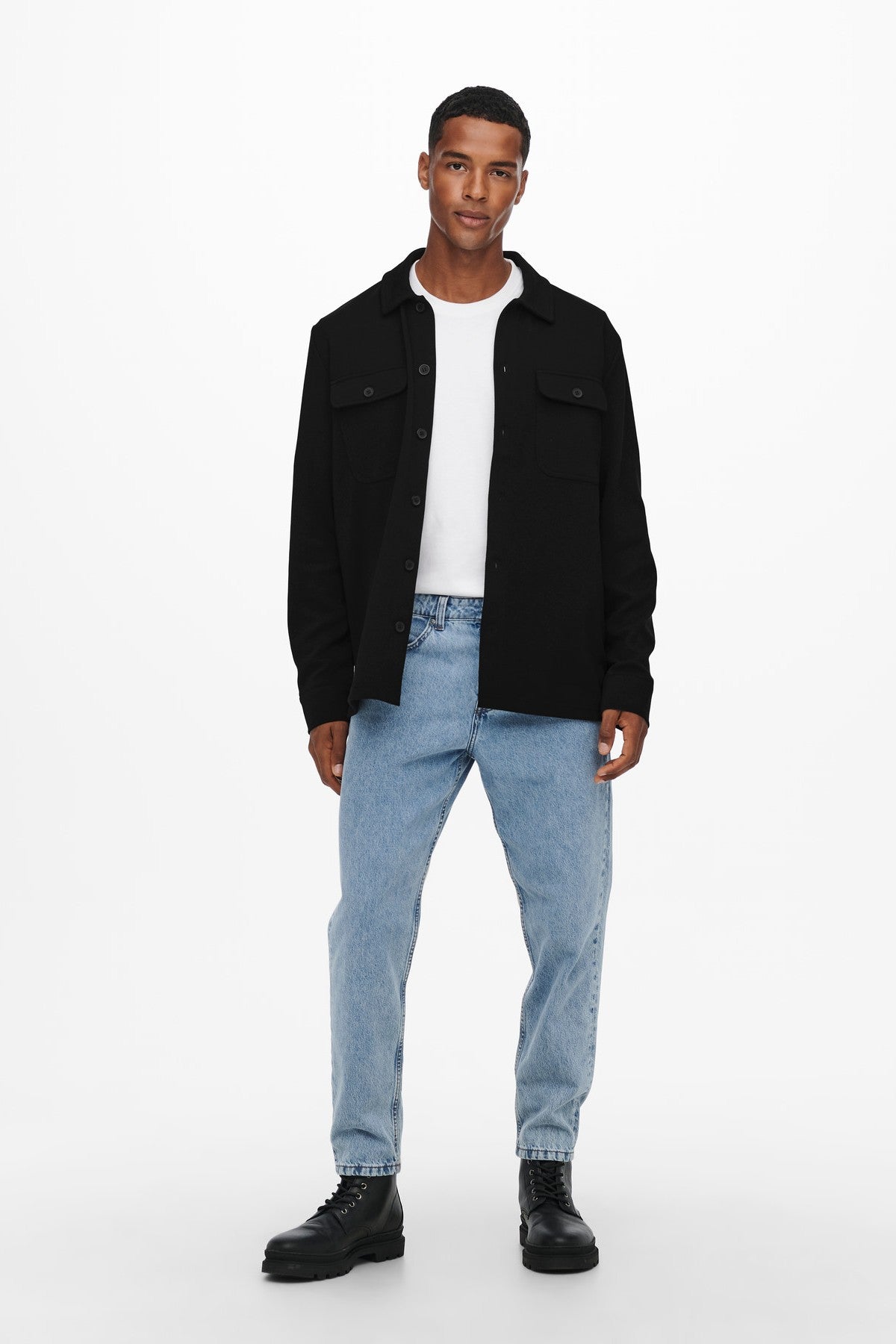 Tidløs Overshirt ONSNEWKODYL i farven Sort, velegnet som både skjorte og let jakke.