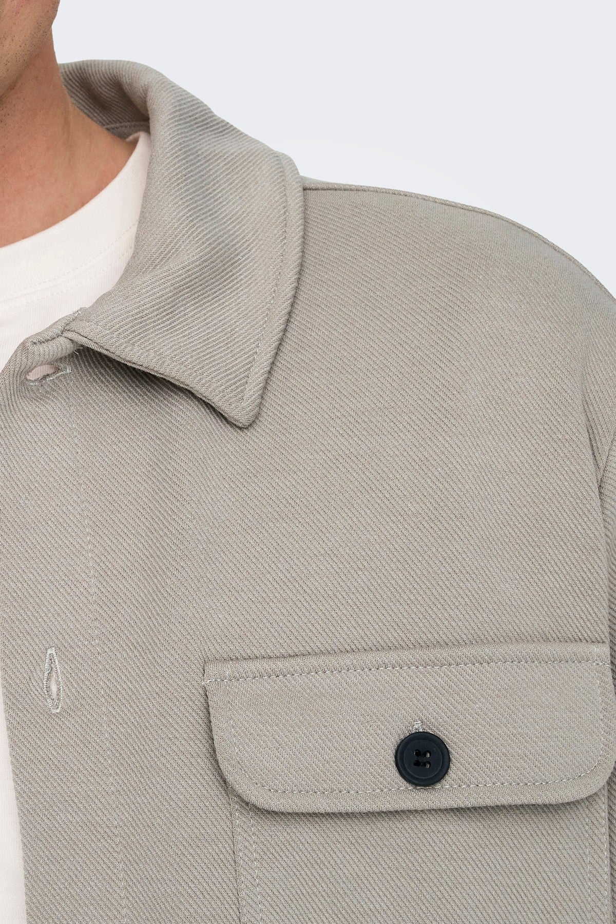 Komfortabel Vintage Khaki ONSNEWKODYL overshirt i genanvendt polyester og viskose.