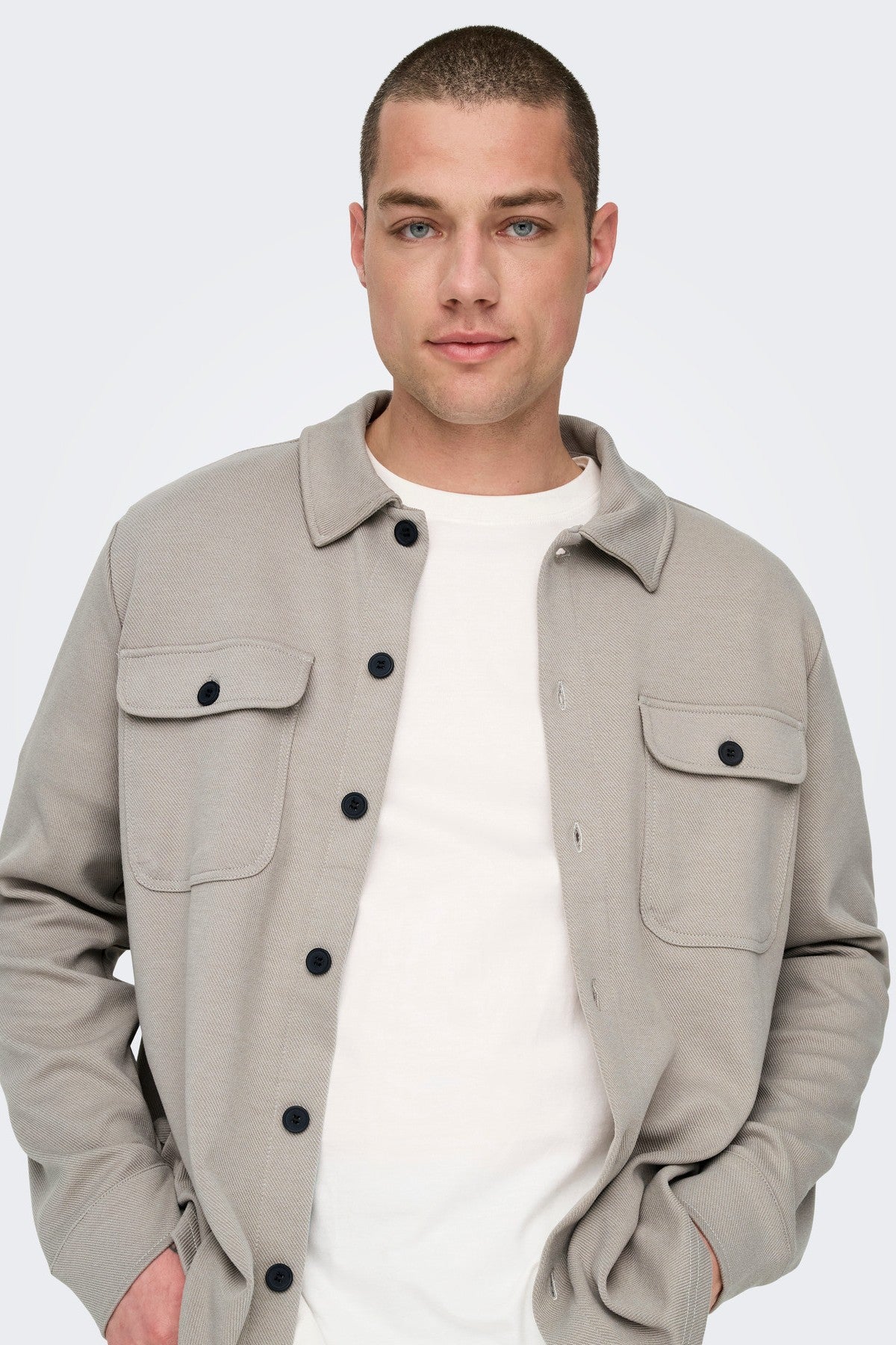 Tidløs Vintage Khaki ONSNEWKODYL overshirt, ideel som både skjorte og let jakke.